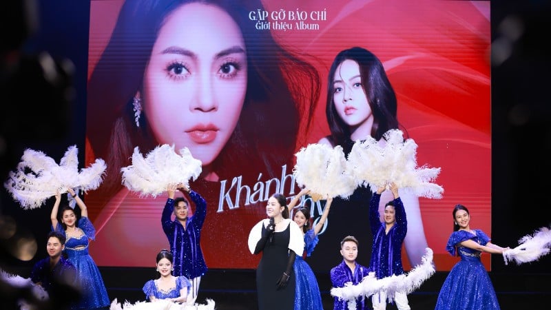 តារាចម្រៀង Khanh Thy សម្តែងក្នុងកម្មវិធីសម្ពោធអាល់ប៊ុមទីពីររបស់នាងនៅស្ថានីយ៍វិទ្យុ និងទូរទស្សន៍ហាណូយ។
