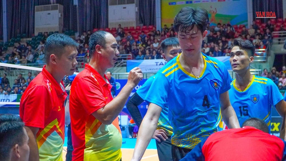 Ha Tinh vann överväldigande den inledande matchen i den nationella volleybollturneringen i A-klass - foto 9
