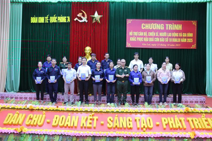 dai-ta-dau-thien-luong-doan-truong-doan-kinh-te-quoc-phong-74-trao-tien-ho-tro-cac-gia-dinh.jpg