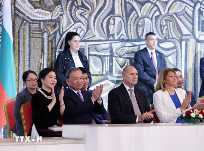 ttxvn-tong-bi-thu-to-lam-va-phu-nhan-cung-tong-thong-cong-hoa-bulgaria-rumen-radev-va-phu-nhan-xem-bieu-dien-nghe-thuat-2-nuoc-bulgaria-viet-nam-8358478.jpg