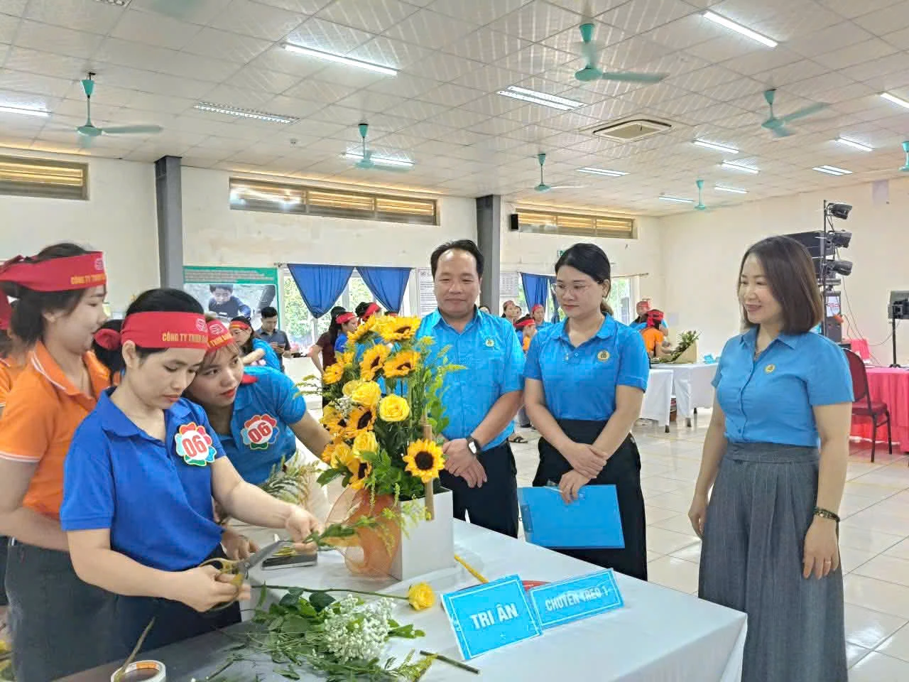 Trabalhadoras da S&D Quang Binh Company Limited participam de um concurso de arranjos florais - Foto: Federação Provincial do Trabalho de Quang Tri
