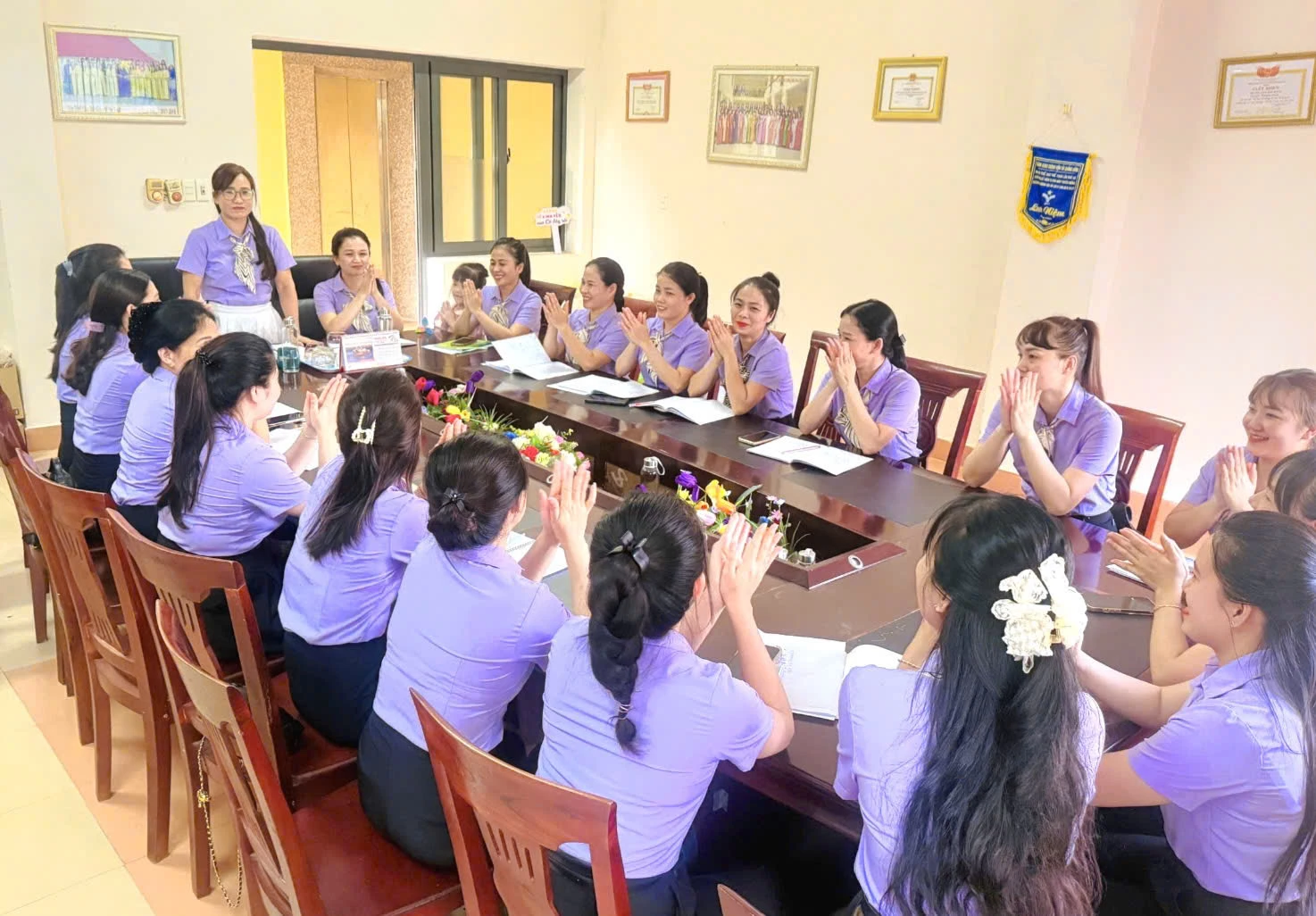 As funcionárias da Tuong Minh Construction and Consulting Company Limited estão sempre interessadas em melhorar sua experiência e profissionalismo - Foto: K.S