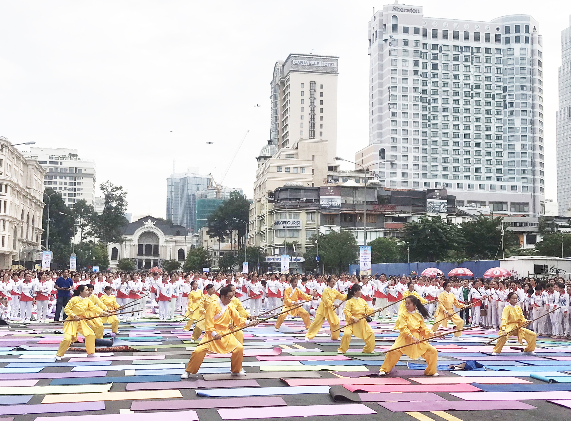 Seniorer i Ho Chi Minh City sätter rekord i gymnastik - Foto 1. Người cao tuổi TP HCM lập kỷ lục đồng diễn thể dục - Ảnh 1.