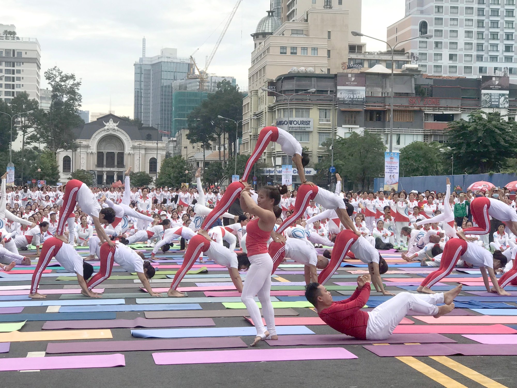 Seniorer i Ho Chi Minh City sätter rekord i massgymnastik - Foto 2. Người cao tuổi TP HCM lập kỷ lục đồng diễn thể dục - Ảnh 2.