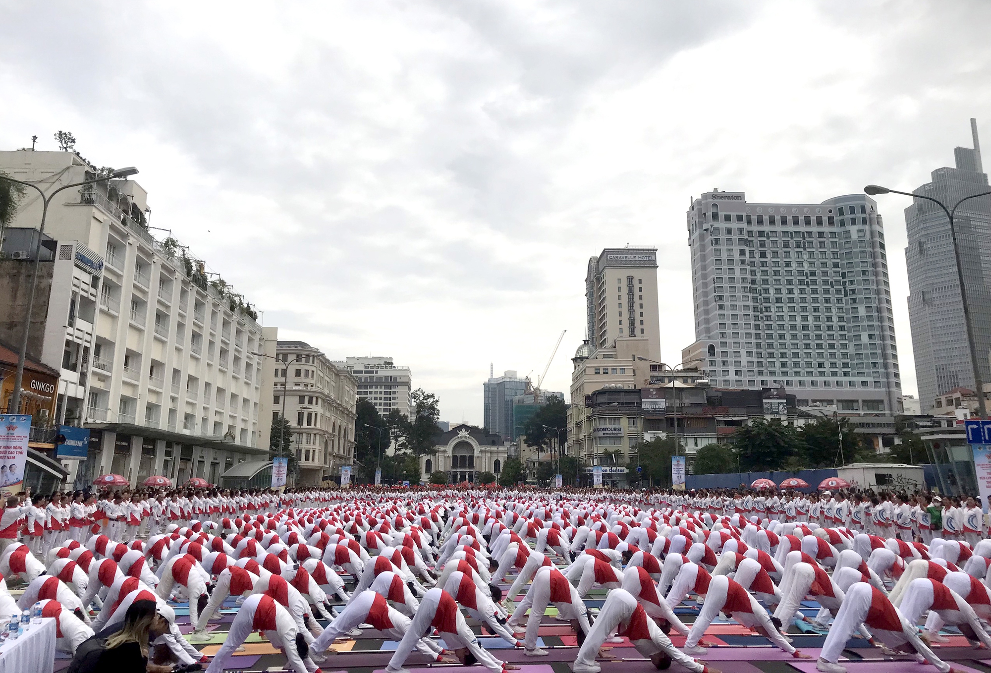 Seniorer i Ho Chi Minh City sätter rekord i gymnastik - Foto 3. Người cao tuổi TP HCM lập kỷ lục đồng diễn thể dục - Ảnh 3.
