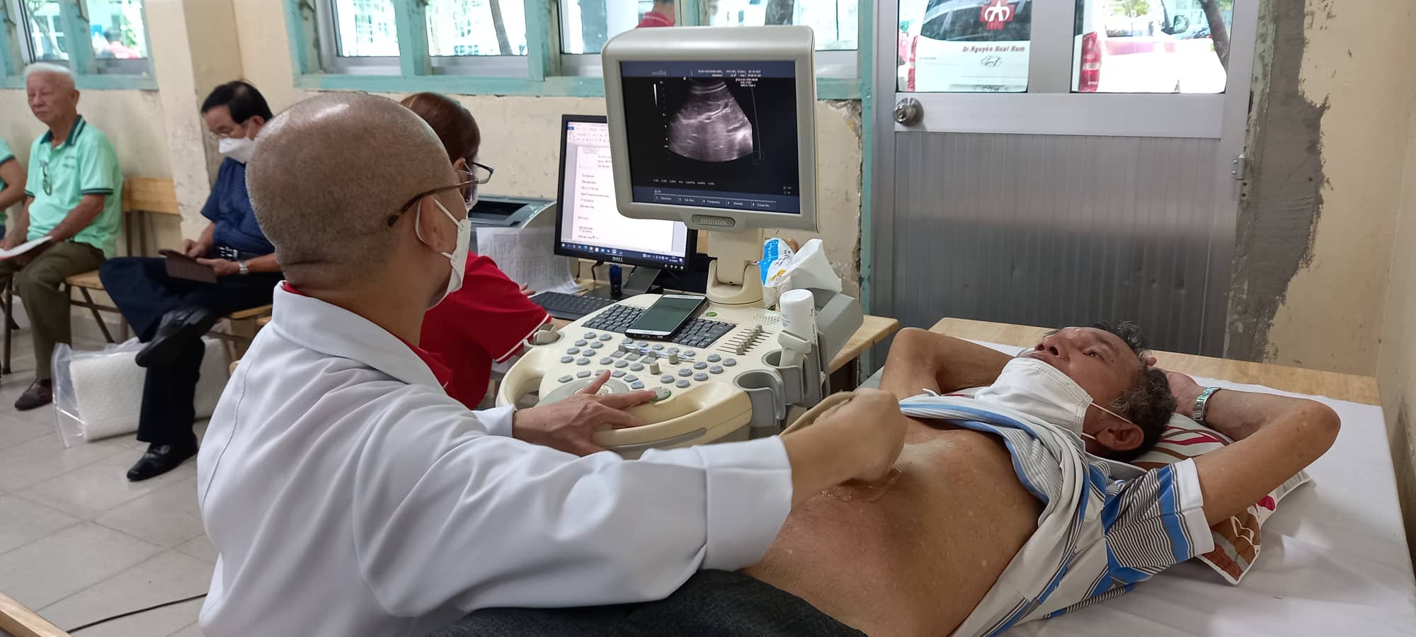 Ho Chi Minh-staden: Nästan 200 äldre personer screenades och undersöktes gratis efter covid-19 - Foto 2. TP HCM: Gần 200 người cao tuổi được tầm soát, khám hậu Covid-19 miễn phí - Ảnh 2.