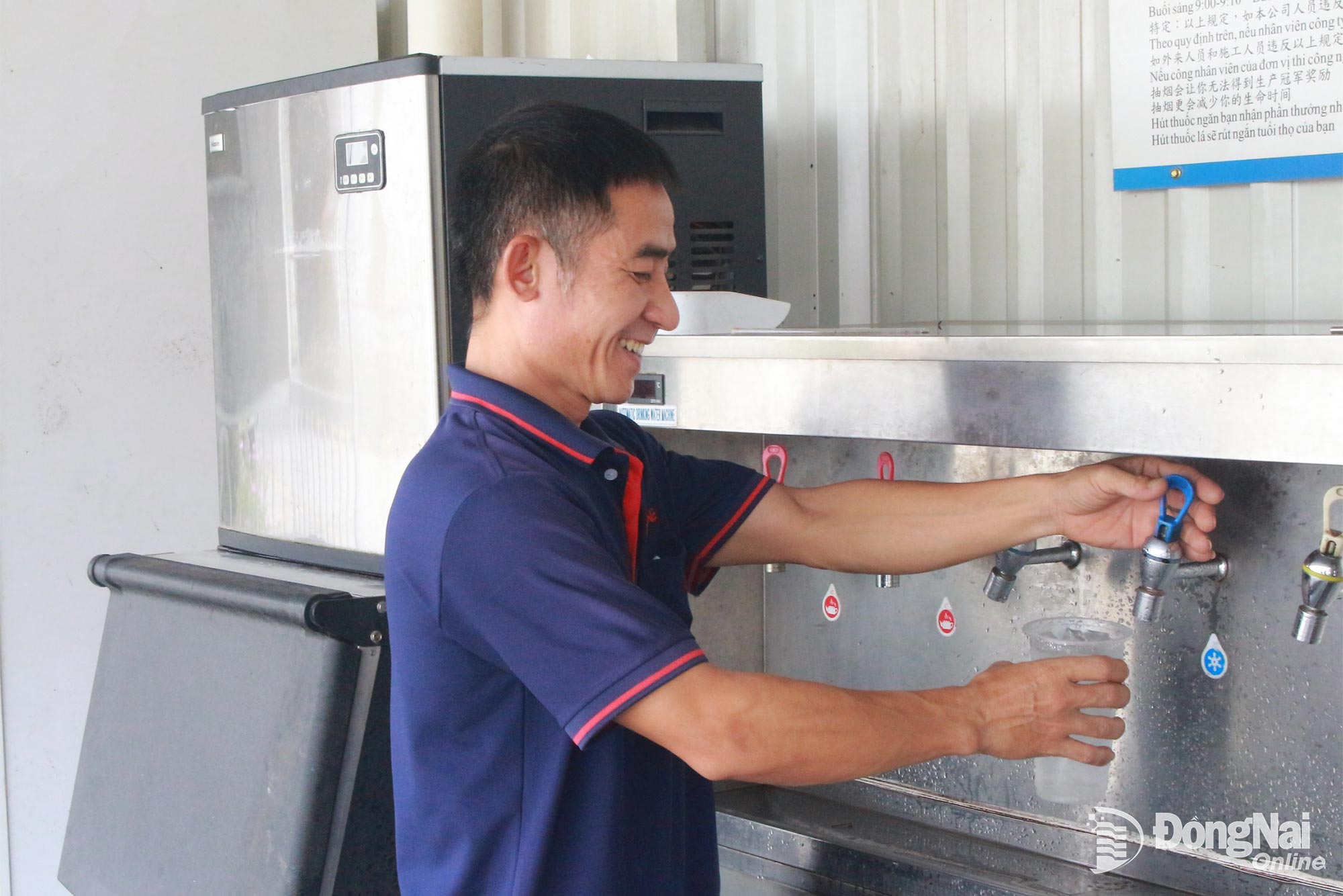 កម្មករនៃក្រុមហ៊ុន Vietnam Fortune Technology International Co., Ltd. (Binh Phuoc Ward) ប្រើប្រាស់ទឹកកកដែលផ្តល់ដោយក្រុមហ៊ុន។ រូបថត៖ N.Hoa   