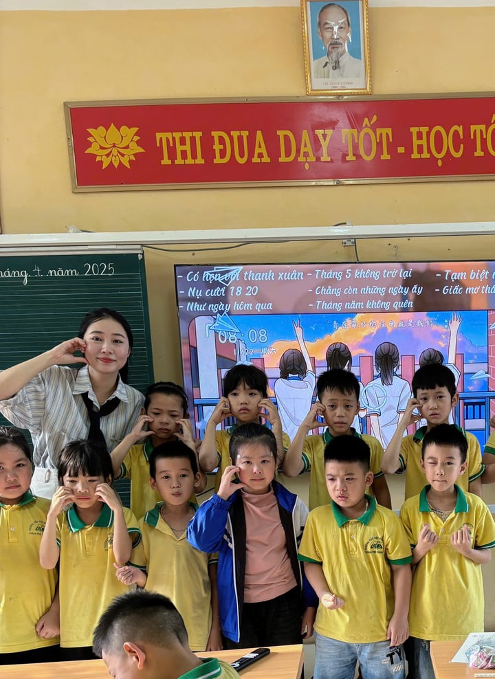 Dna Hong Ha și studenții (Foto: NVCC)