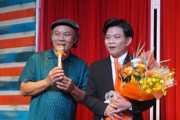 Phương Bình xúc động trong đêm diễn vở