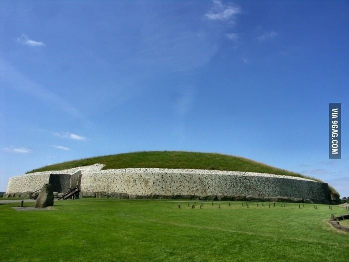 Newgrange từng bị quên lãng hàng ngàn năm. Sau thời kỳ đồ đá mới, công trình bị chôn vùi và chỉ được phát hiện lại vào thế kỷ 17. Ảnh: Pinterest.