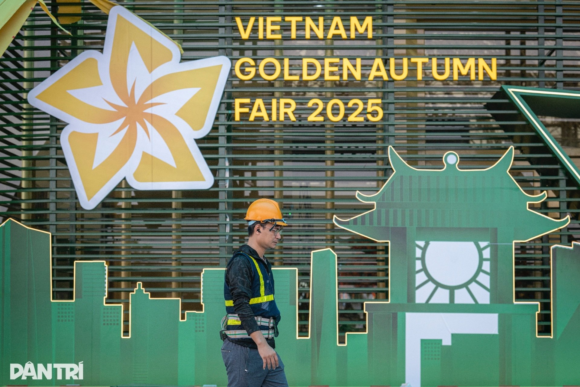 Hàng nghìn gian hàng gấp rút hoàn thiện, sẵn sàng cho Hội chợ Mùa thu 2025 - 2