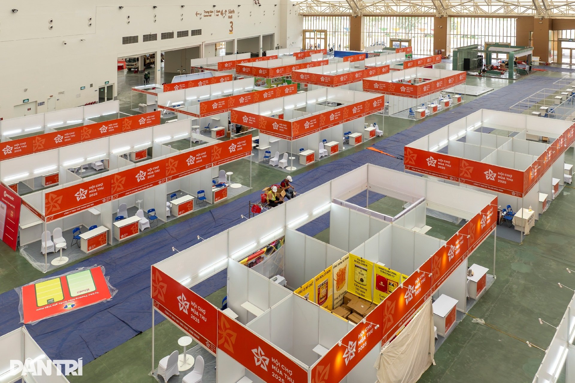 Hàng nghìn gian hàng gấp rút hoàn thiện, sẵn sàng cho Hội chợ Mùa thu 2025 - 8