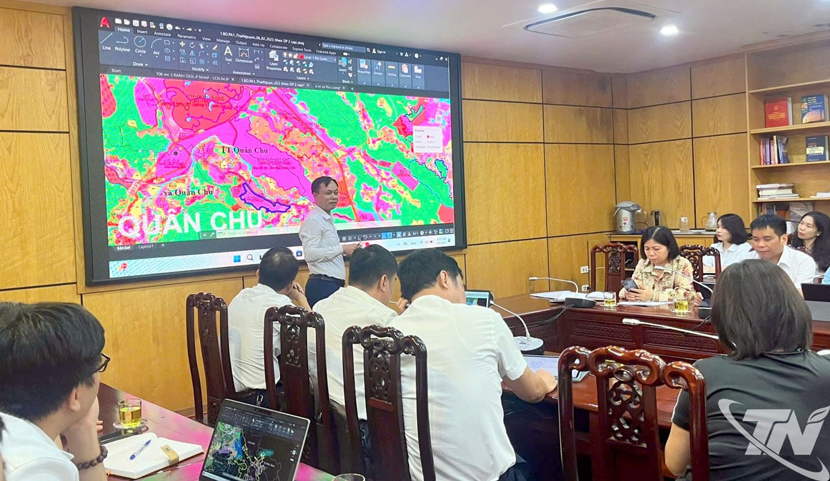 Wakil unit profesional membentangkan rancangan untuk menyesuaikan perancangan Kluster Perindustrian Quan Chu 2, komune Quan Chu, dengan skala 75 hektar.