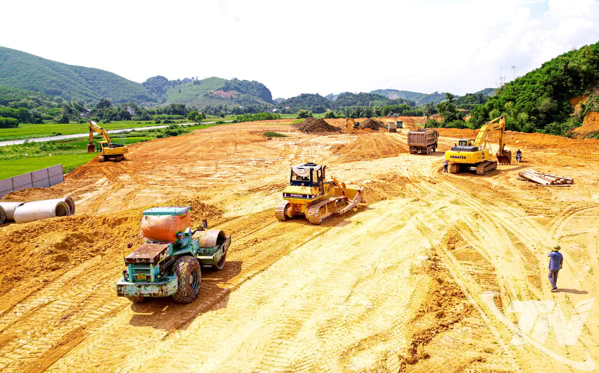 Taman Perindustrian Yen Lac mempunyai skala 25.6 hektar, terletak bersebelahan lebuh raya Thai Nguyen - Cho Moi, dan sedang mempercepatkan kemajuan pembinaan infrastruktur.