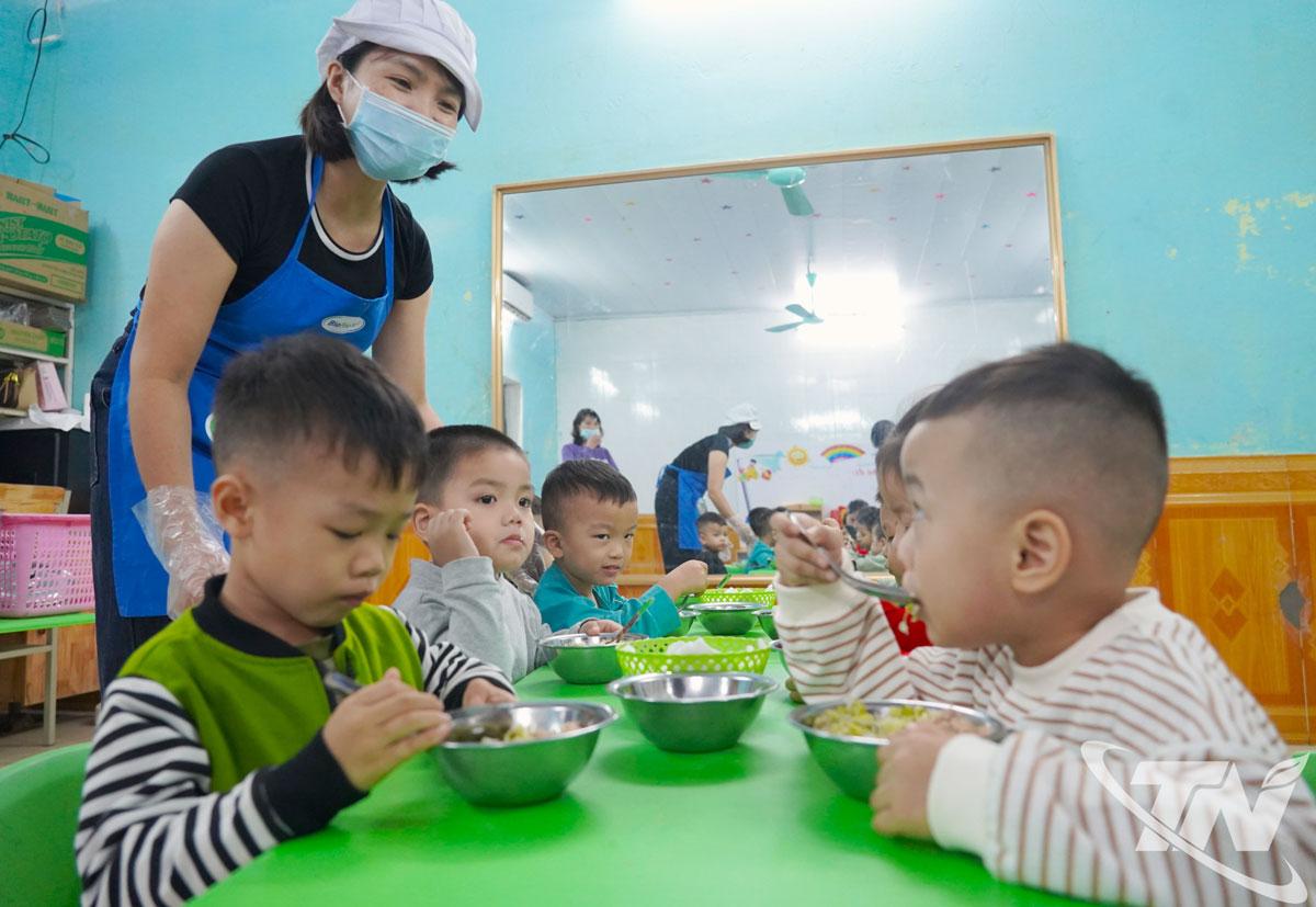   Köket på Quang Vinh förskola har öppnat igen och serverar cirka 100 internatbarn varje dag.