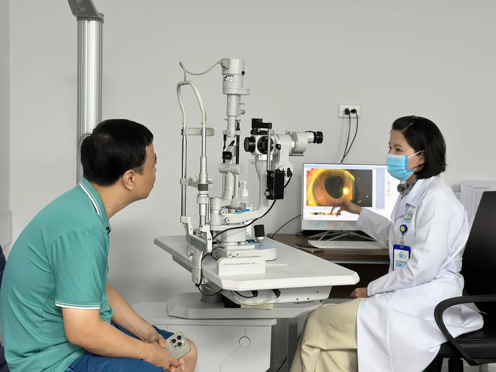Dr. Nguyen Thi Thuy Tien undersöker en patient efter operationen