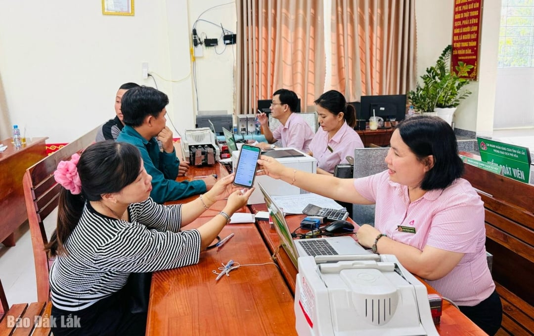 Phu Hoas kontor for sosialpolitikkbanken arrangerte et transaksjonsmøte i Phu Hoa 1 kommune.