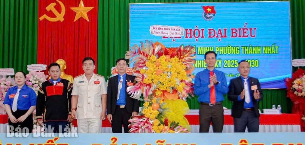 phó bí thư tỉnh đoàn tặng hoa chúc mừng đại hội