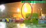 [Video] Los jugadores corren en pánico cuando un rayo impacta un campo de fútbol en Ciudad Ho Chi Minh.