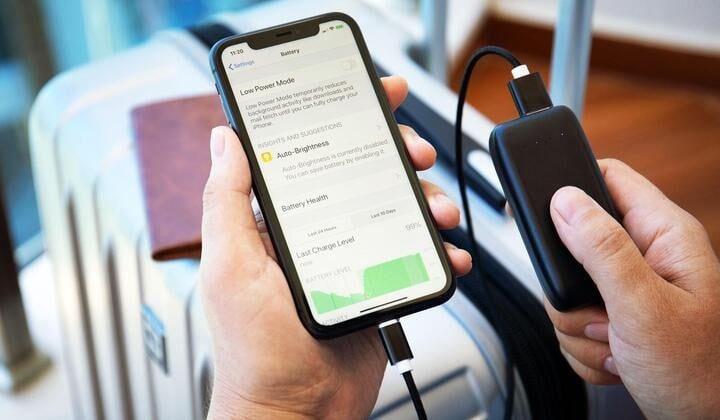Anledningen till att powerbanks inte är tillåtna i incheckat bagage är att litiumjonbatterierna i powerbanks har hög explosionsrisk på grund av stötar, tryckförändringar eller kortslutningar under transport. (Foto: Currys)