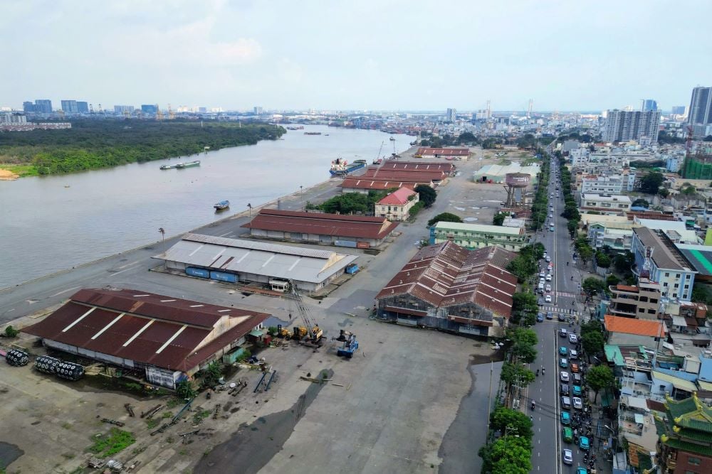 Đường Nguyễn Tất Thành sẽ được mở rộng về phía cảng Khánh Hội. Ảnh: Anh Tú