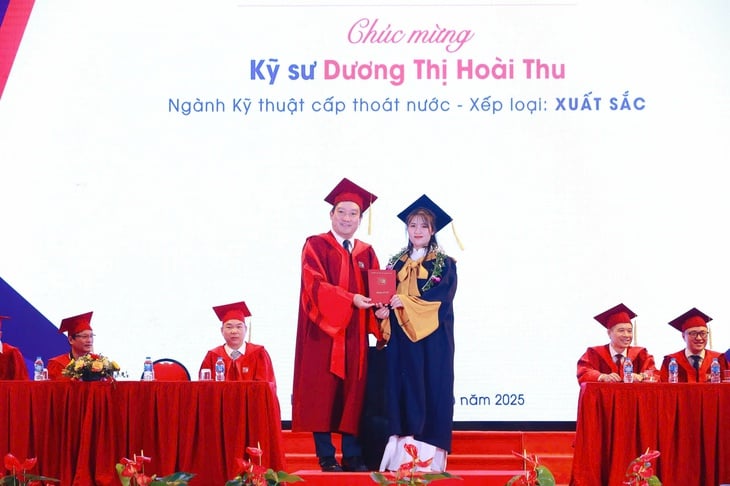 'Ăn ngủ' cùng 13 đồ án, cô gái ngành nước tốt nghiệp thủ khoa Trường đại học Xây dựng - Ảnh 2.