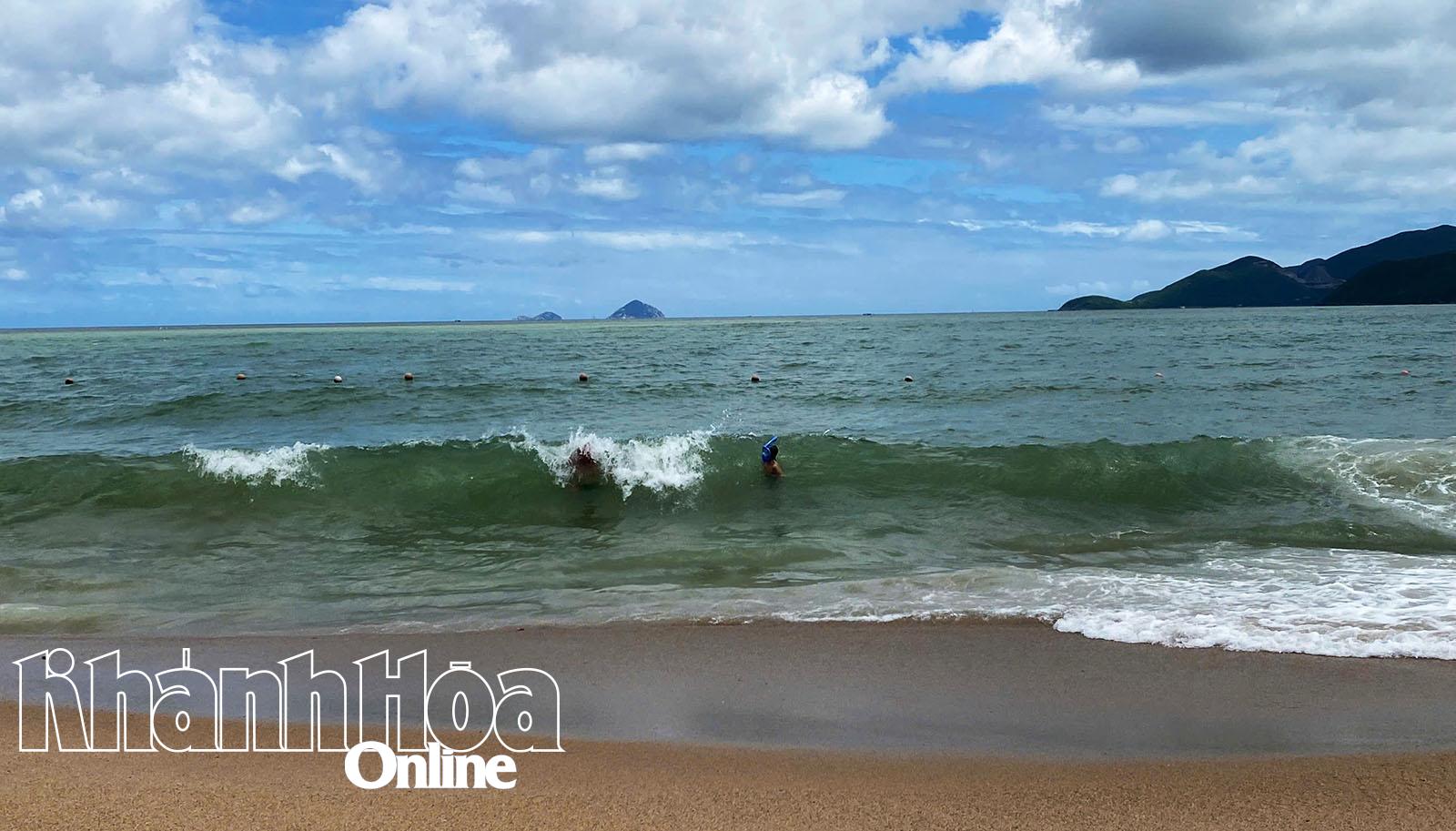 Debido a la influencia de la tormenta número 12, el mar de Nha Trang suele tener grandes olas estos días.