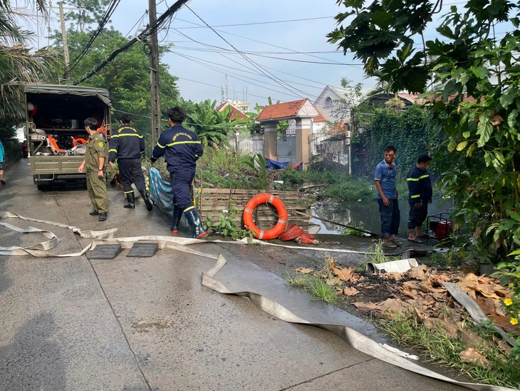 Die heutige Flut in Ho-Chi-Minh-Stadt beträgt fast 1,8 m, der Online-Beitrag über den Dammbruch von Binh Quoi ist falsch – Foto 1. Triều cường TP.HCM hôm nay gần 1,8m, mạng đăng vỡ kè Bình Quới là thất thiệt - Ảnh 1.