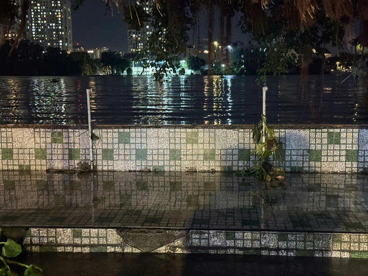 Die heutige Flut in Ho-Chi-Minh-Stadt beträgt fast 1,8 m, der Online-Beitrag über den Bruch des Binh-Quoi-Damms ist falsch – Foto 2. Triều cường TP.HCM hôm nay gần 1,8m, mạng đăng vỡ kè Bình Quới là thất thiệt - Ảnh 2.