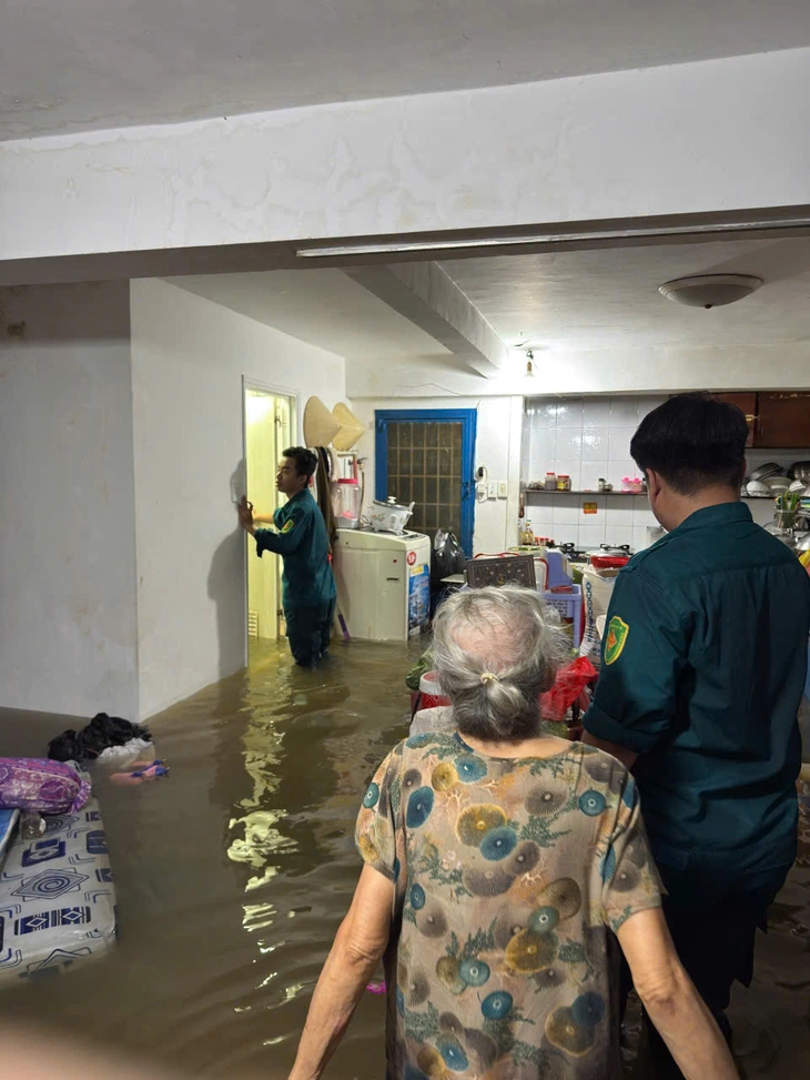 Die heutige Flut in Ho-Chi-Minh-Stadt beträgt fast 1,8 m, der Online-Beitrag über den Dammbruch von Binh Quoi ist falsch – Foto 3. Triều cường TP.HCM hôm nay gần 1,8m, mạng đăng vỡ kè Bình Quới là thất thiệt - Ảnh 3.