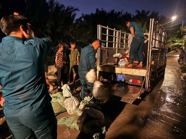Die heutige Flut in Ho-Chi-Minh-Stadt beträgt fast 1,8 m, der Online-Beitrag über den Dammbruch von Binh Quoi ist falsch – Foto 4. Triều cường TP.HCM hôm nay gần 1,8m, mạng đăng vỡ kè Bình Quới là thất thiệt - Ảnh 4.