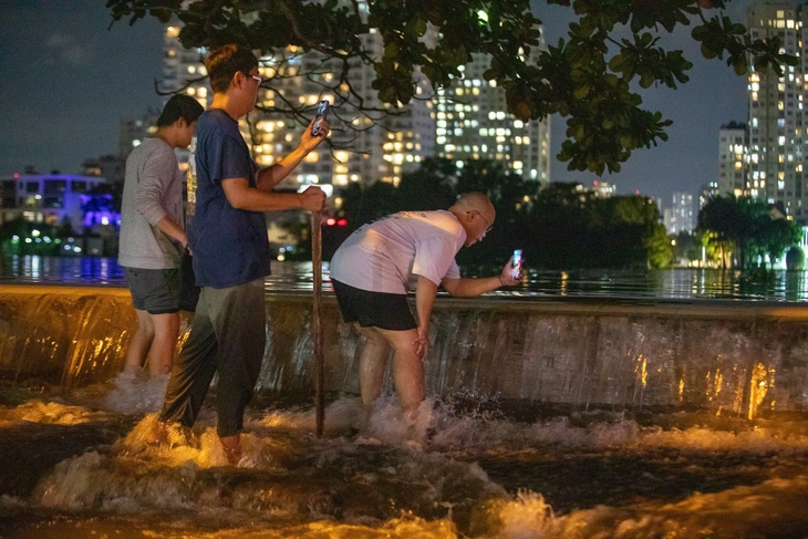 Die heutige Flut in Ho-Chi-Minh-Stadt beträgt fast 1,8 m, der Online-Beitrag über den Dammbruch von Binh Quoi ist falsch – Foto 5. Triều cường TP.HCM hôm nay gần 1,8m, mạng đăng vỡ kè Bình Quới là thất thiệt - Ảnh 5.