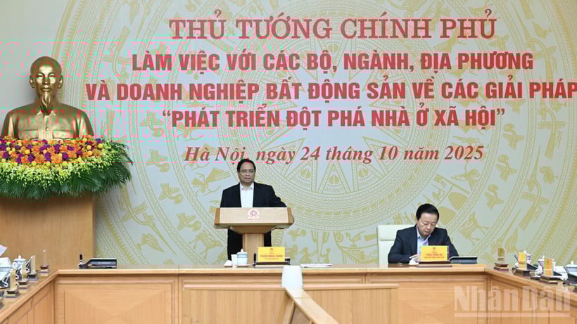 Le Premier ministre Pham Minh Chinh a présidé une réunion pour discuter de solutions pour un développement novateur du logement social. (Photo : TRAN HAI)