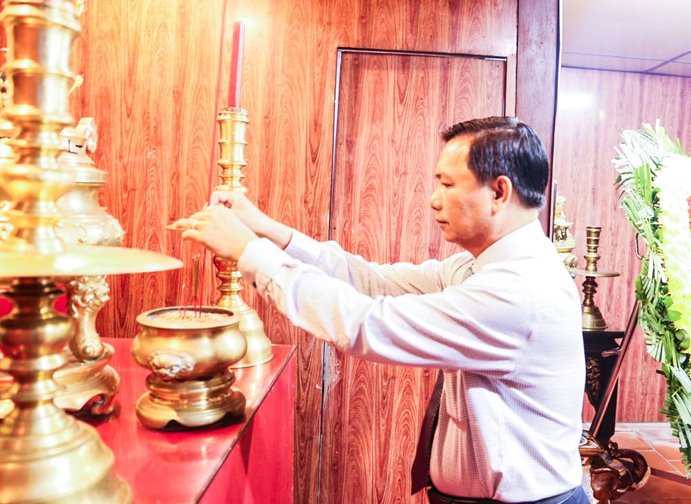 Camarada Tran Van Lau - Secretário Provincial do Partido ofereceu incenso ao Presidente Ho Chi Minh.
