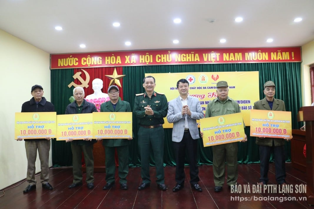 Pemimpin Jawatankuasa Front Tanah Air Vietnam Wilayah dan Persatuan Mangsa Agen Jingga/Dioksin Vietnam Tengah menyampaikan sokongan modal untuk pengeluaran kepada isi rumah mangsa Agen Jingga.