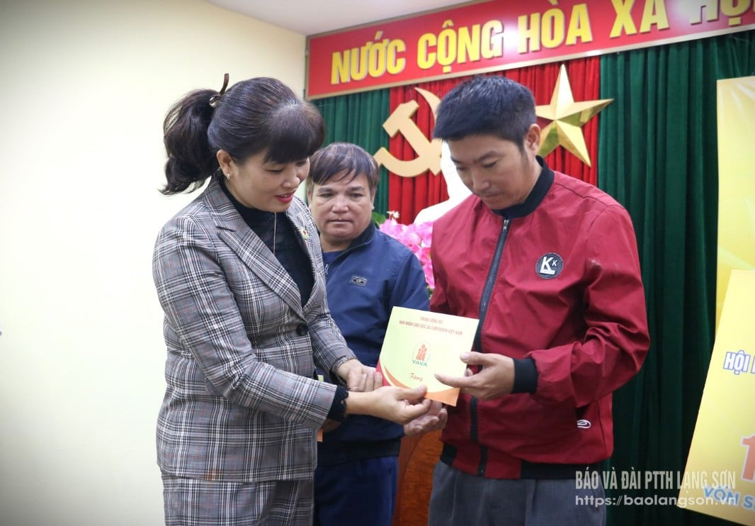 Pemimpin Palang Merah Wilayah memberi sokongan modal pengeluaran kepada isi rumah mangsa Agen Jingga