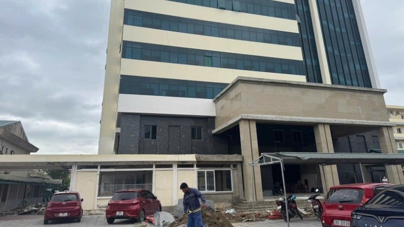 Efter två utbyggnader är obstetrik- och barnkliniken (Ha Tinh General Hospital) ännu inte färdigställd.