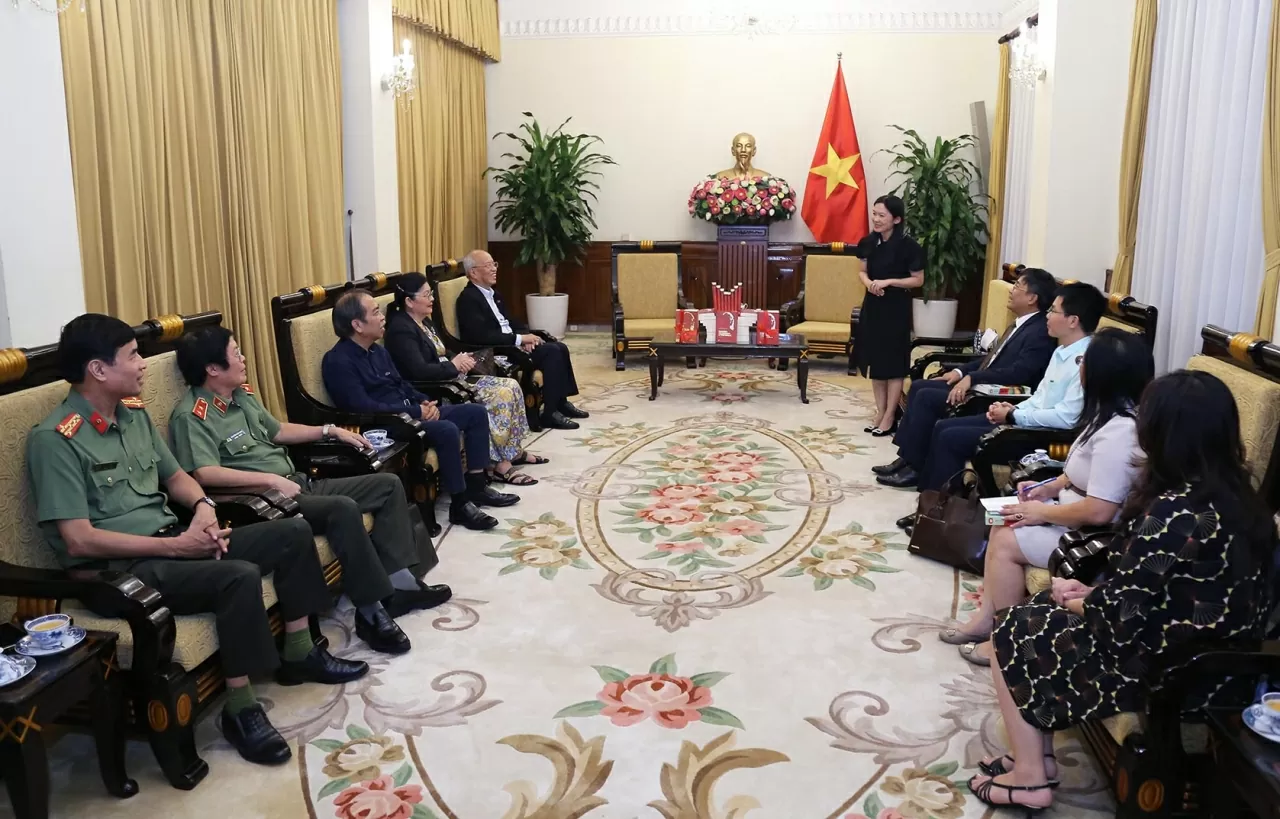 Nhà văn Trình Quang Phú tặng sách viết về Bác Hồ cho Bộ Ngoại giao