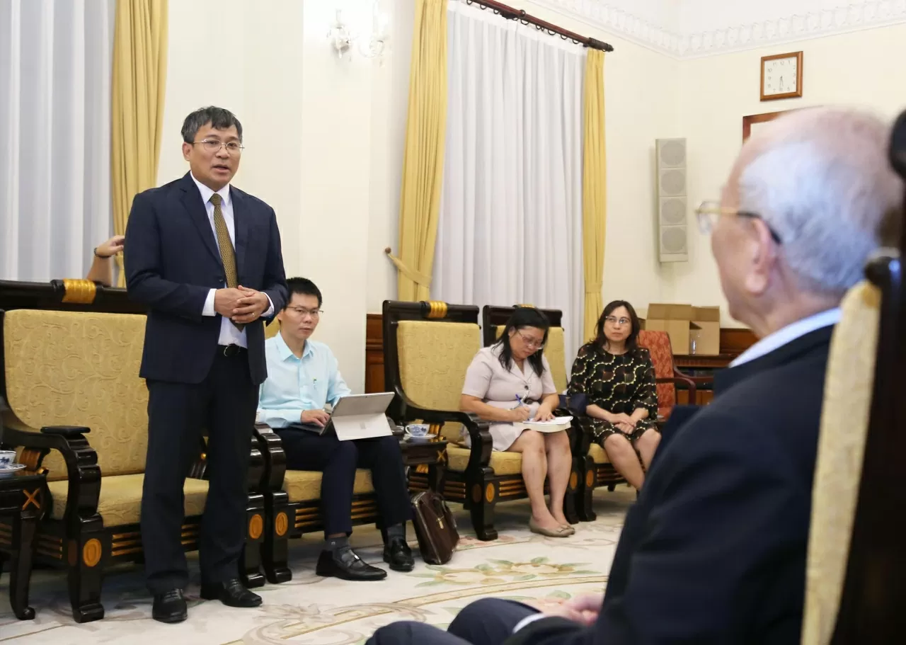 Nhà văn Trình Quang Phú tặng sách viết về Bác Hồ cho Bộ Ngoại giao