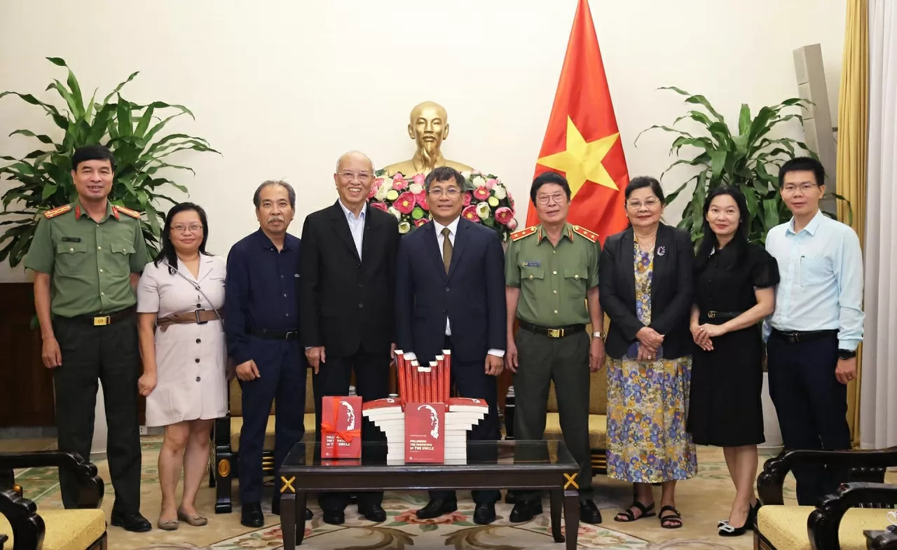 Nhà văn Trình Quang Phú tặng sách viết về Bác Hồ cho Bộ Ngoại giao