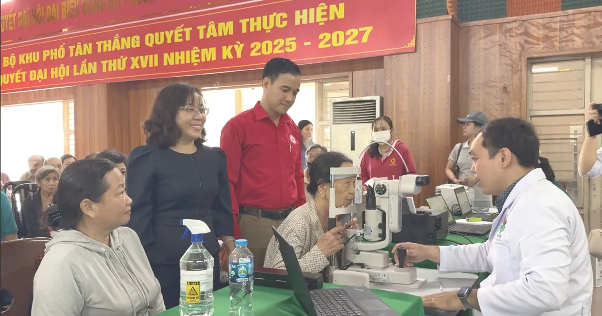 Khám mắt và phát quà cho người dân có hoàn cảnh khó khăn