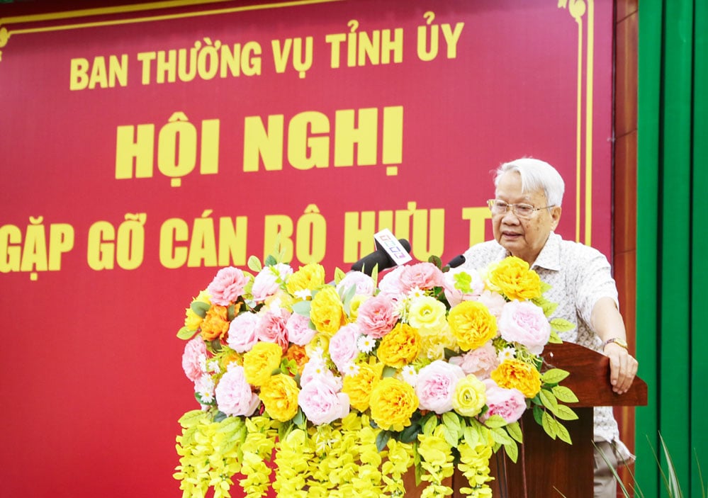 Tovarășul Bui Quang Huy - fost membru al Comitetului Central al Partidului, fost secretar al Comitetului de Partid din Provincia Tra Vinh - a vorbit la întâlnire.