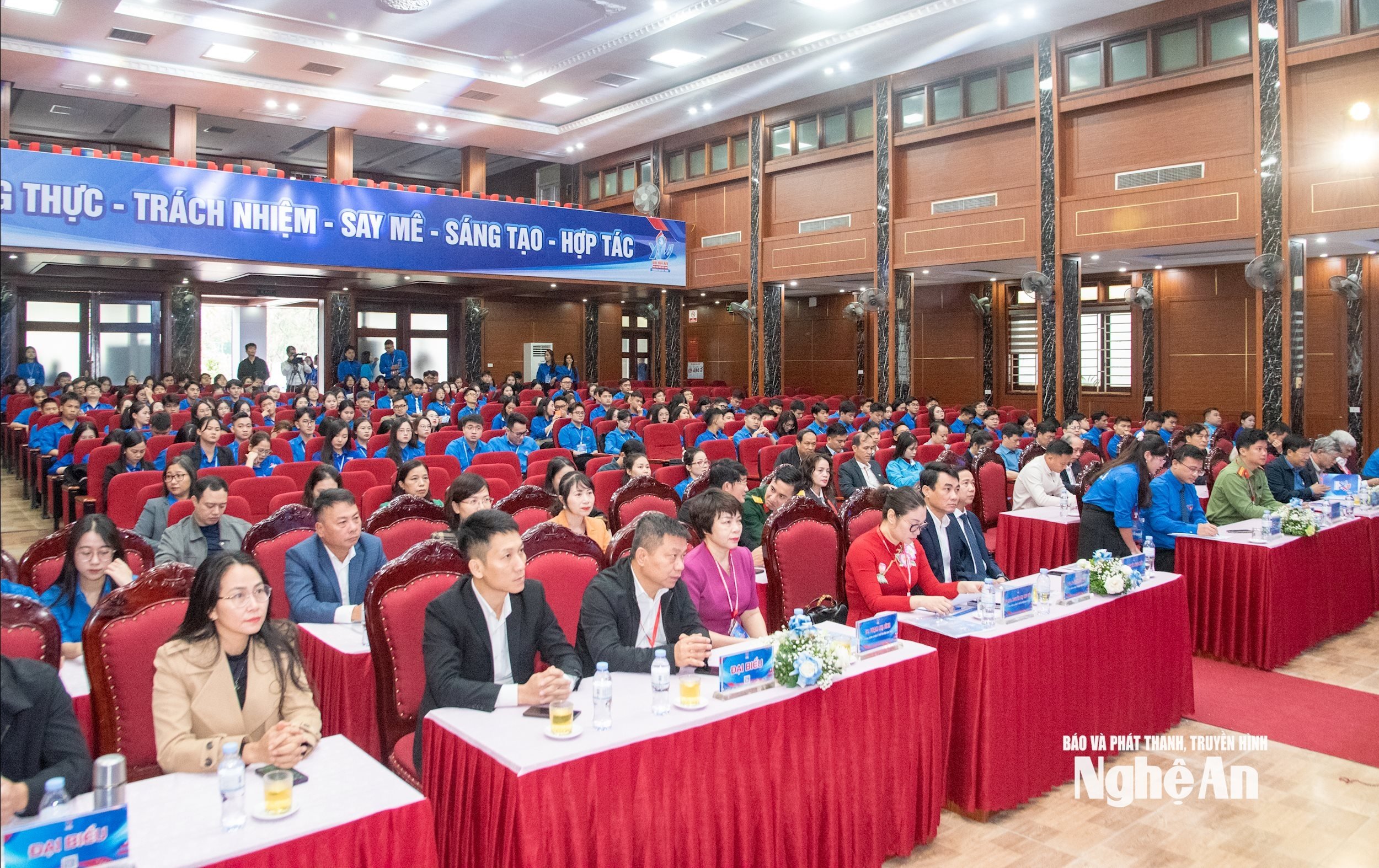 ກອງ​ປະ​ຊຸມ​ໃຫຍ່​ຜູ້​ແທນ​ສະ​ຫະ​ພັນ​ຊາວ​ຫນຸ່ມ​ກອມ​ມູ​ນິດ​ວິ​ທະ​ຍາ​ໄລ Vinh_4