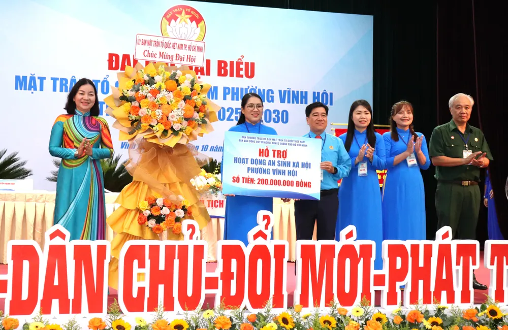 Kamrat Truong Thi Bich Hanh överlämnade blommor och socialförsäkringsstöd till Vinh Hoi-distriktet.