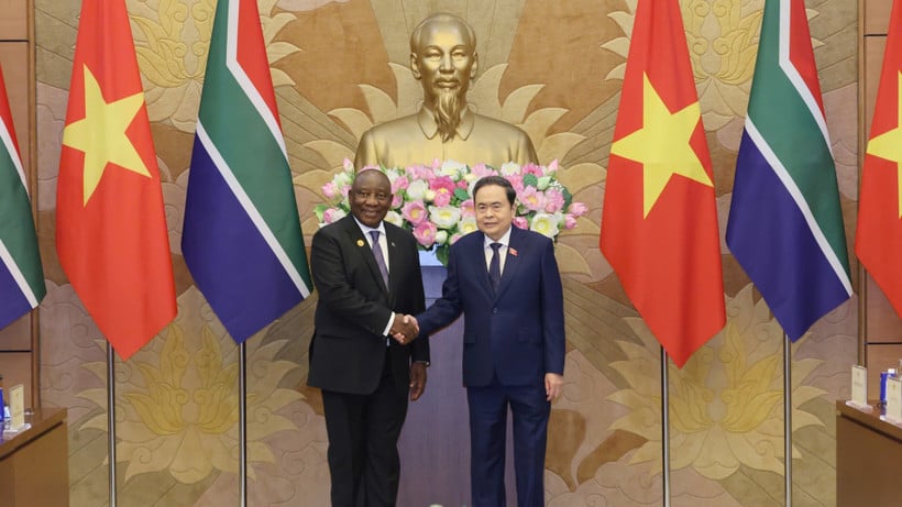 Nationalförsamlingens ordförande Tran Thanh Man och Sydafrikas president Matamela Cyril Ramaphosa. (Foto: DUY LINH)