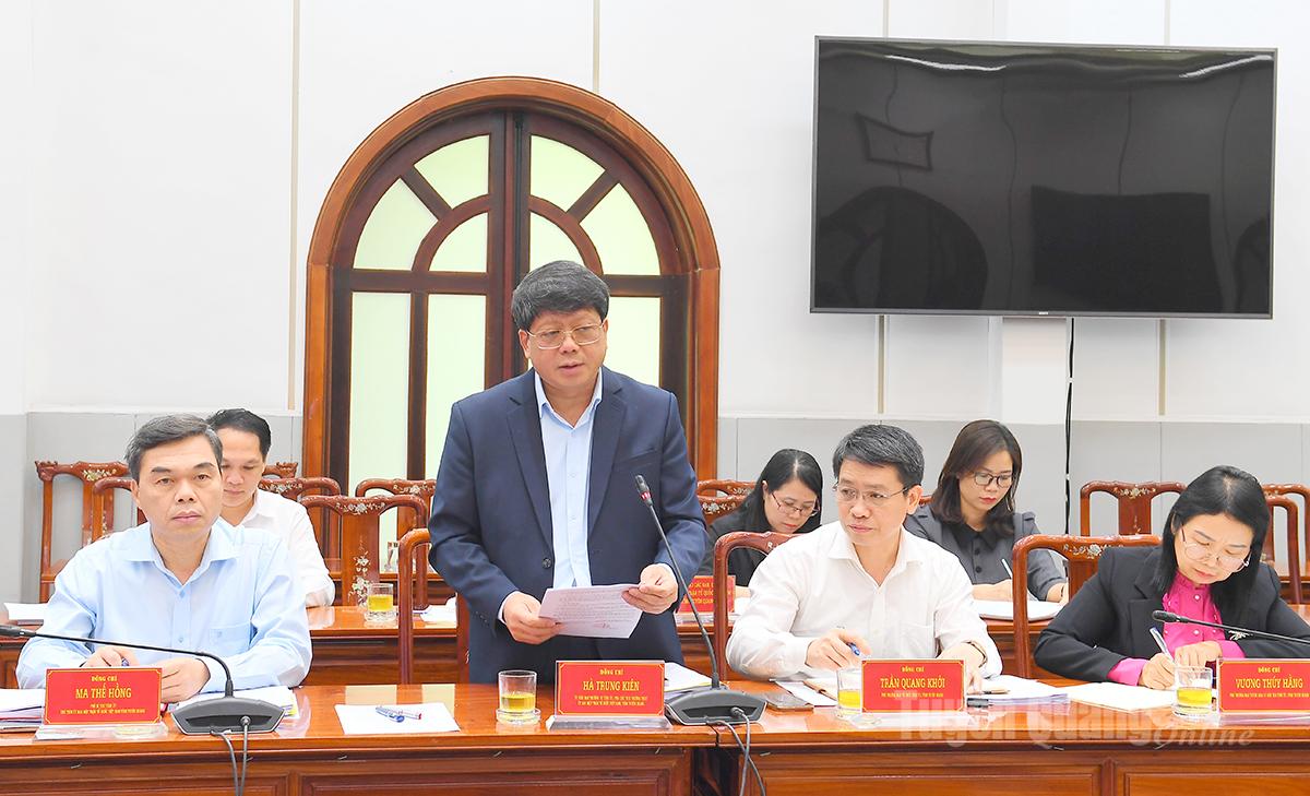 Kamerat Ha Trung Kien, medlem av den stående komiteen i provinspartiet og den faste nestlederen i komiteen for Vietnams fedrelandsfront i Tuyen Quang-provinsen, presenterte utkastet til politisk rapport for delegatkongressen i komiteen for Vietnams fedrelandsfront i Tuyen Quang-provinsen.