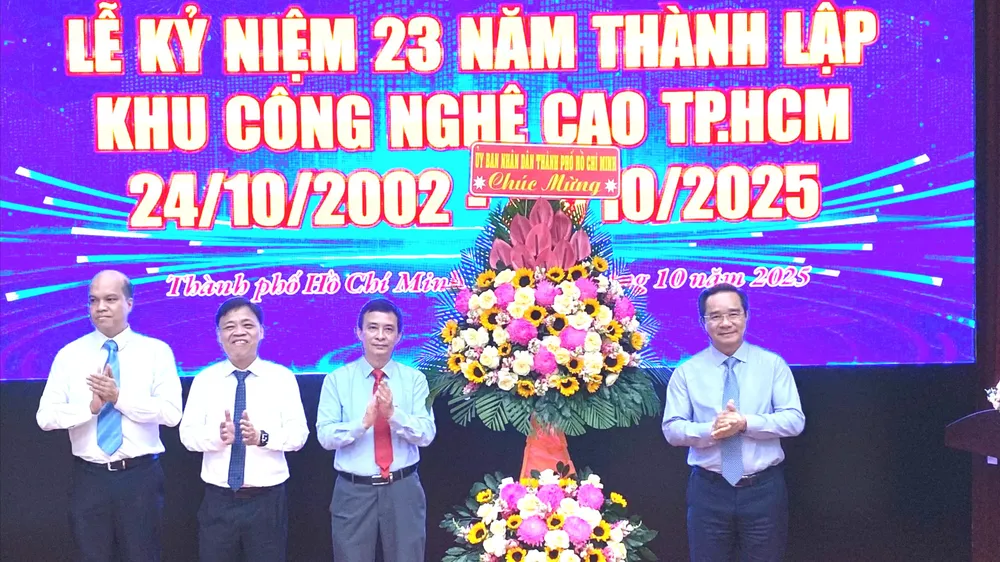 O camarada Nguyen Van Duoc, presidente do Comitê Popular da Cidade de Ho Chi Minh, entregou flores para parabenizar pelo 23º aniversário da criação do Parque de Alta Tecnologia da Cidade de Ho Chi Minh.