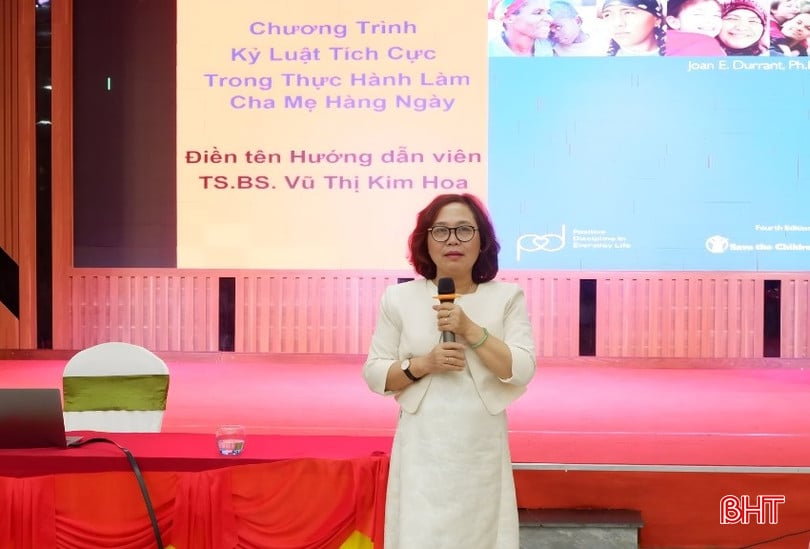 Tiến sĩ - bác sĩ Vũ Thị Kim Hoa, Phó Chủ tịch Hội Bảo vệ quyền trẻ em Việt Nam truyền đạt chuyên đề tập huấn.