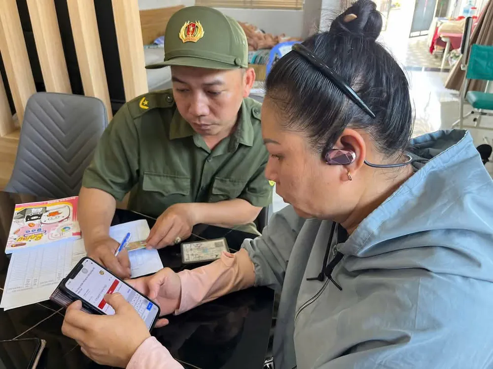 Kommunemyndighetene i Ho Tram (HCMC) veileder folk i å integrere landdata i VNeID-applikasjonen.