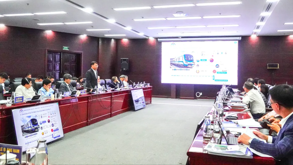 Evenemanget samlade inhemska och utländska forskare, experter, konsulter och chefer för att utforma utvecklingsstrategin för kollektivtrafiknätet i Da Nang. Foto: XUAN QUYNH